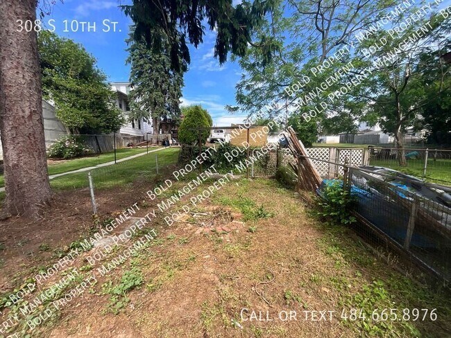 Building Photo - 308 S 10th St