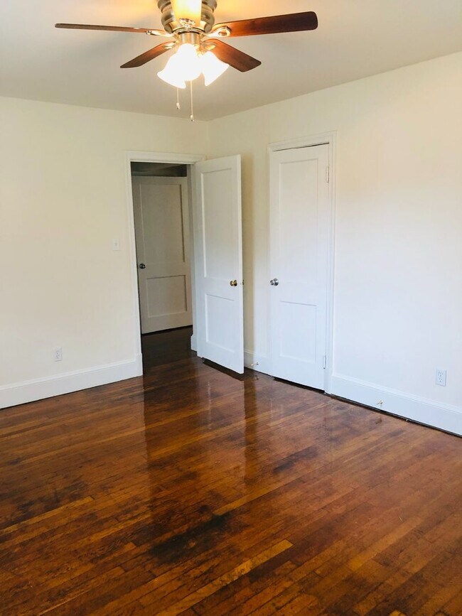 Building Photo - Adorable 3 bdrm/1.5 bath Home on a Corner ...