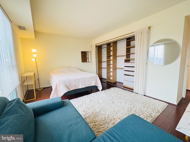 Building Photo - 700 7th St SW