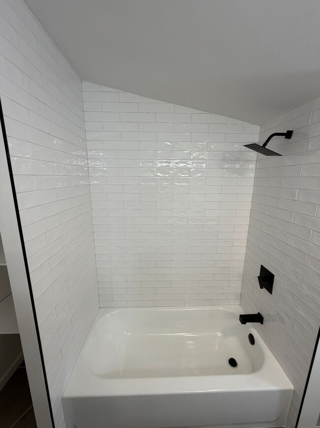 Building Photo - Beautifully Renovated 3/2 in Huge Lot