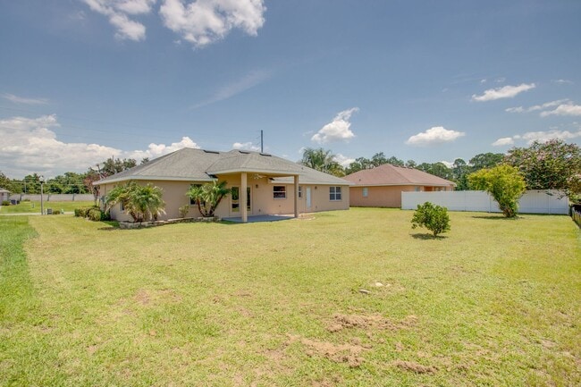 Building Photo - Leesburg 3/2 with Split Bedroom and Covere...