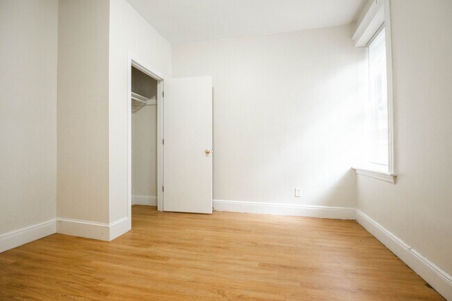 Building Photo - 2 bed/1 bath in Brighton