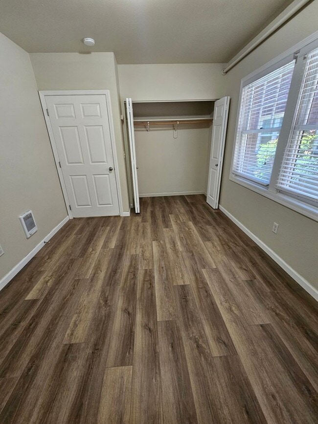 Building Photo - Charming 1 Bedroom, 1 Bath Large Apt in In...