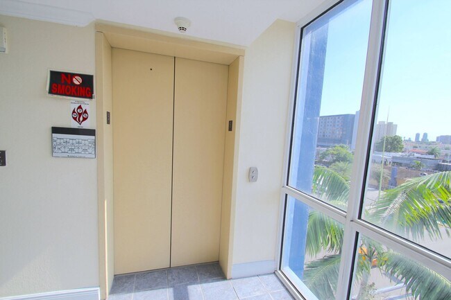 Building Photo - Modern 1-Bedroom 1-Bathroom with a den, centrally located in Miami