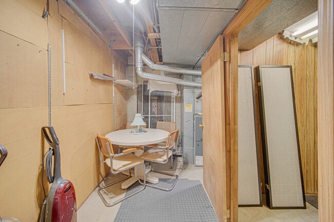 Building Photo - 933 Shambliss Ln