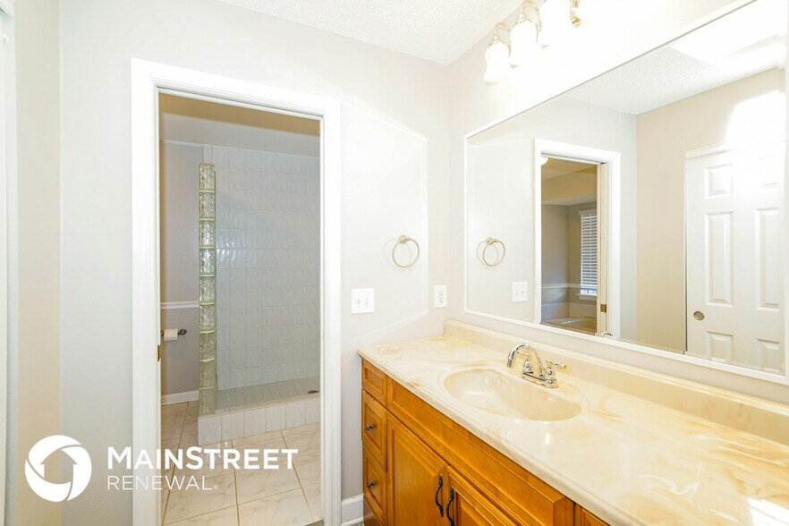 Building Photo - 5007 Swallow Dr