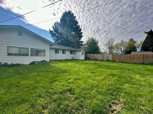 Building Photo - 3 bedroom, single level, 3-car garage spac...