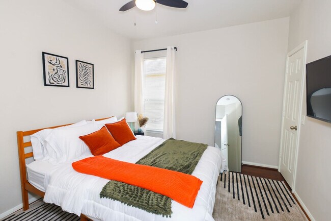 Building Photo - 2418 Allred Dr