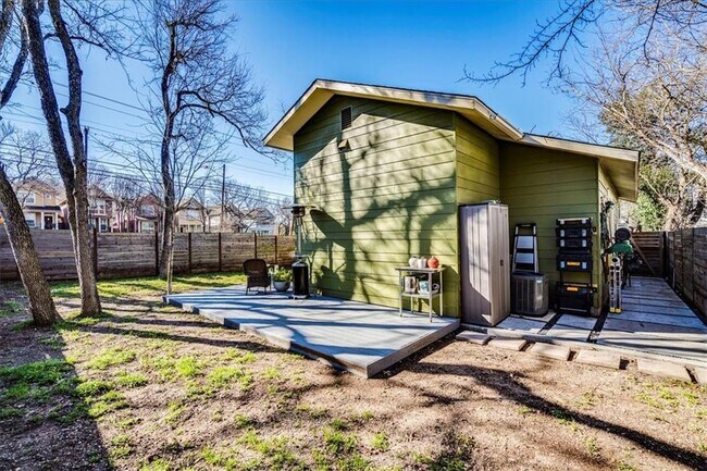 Building Photo - 1203 Cometa St