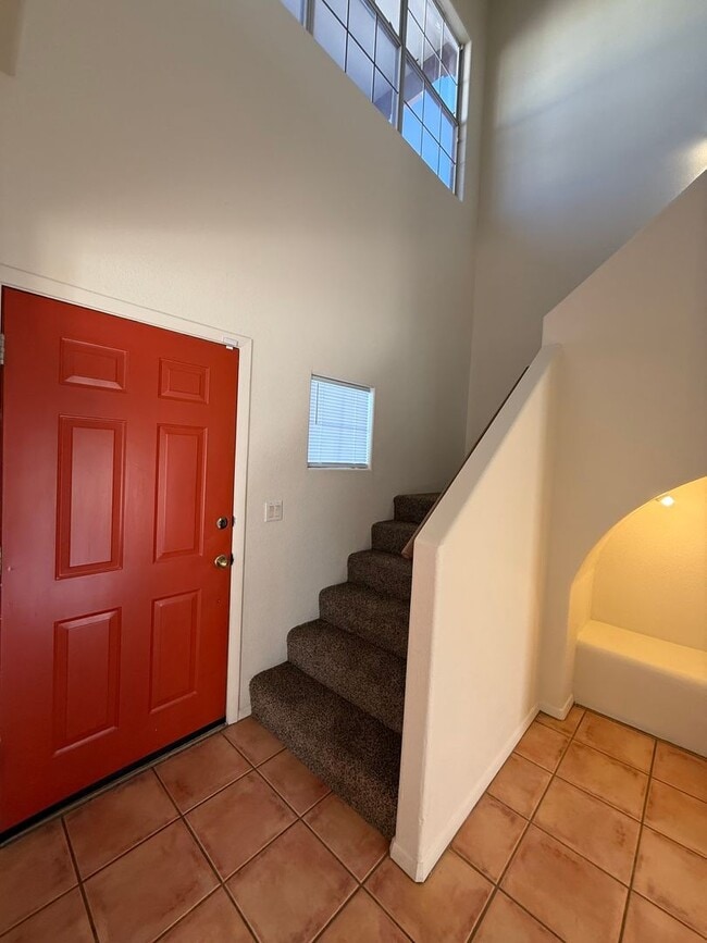 Building Photo - Beautiful 3 Bedroom/2.5 Bathroom Home Located off Roadrunner