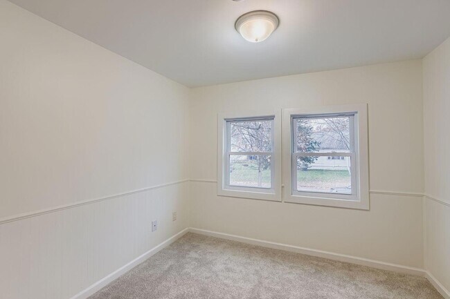 Building Photo - 475 Lawson Ave W