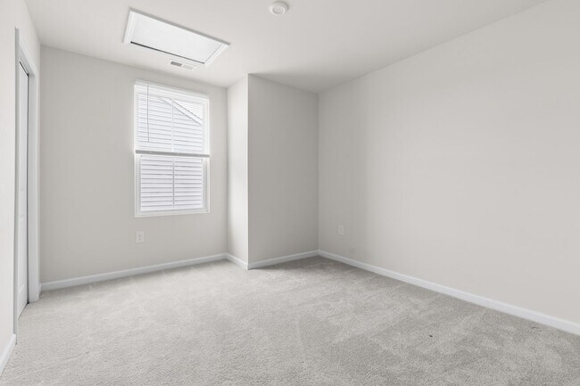 Building Photo - 4 Bed, 2.5 Bath, 2 Car Garage Near Everyth...