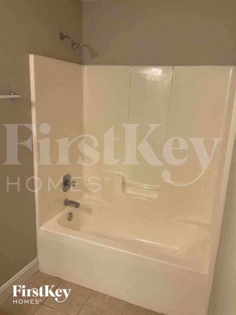 Building Photo - 811 Willow Ln