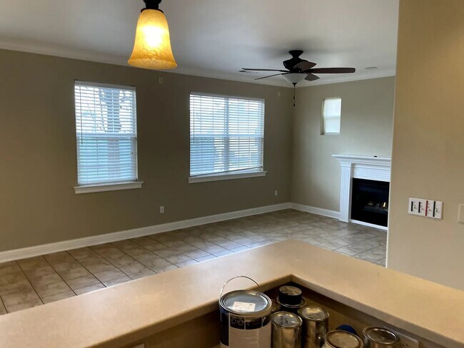 Building Photo - Charming 3 Bed / 3 Bath Craftsman Home in ...