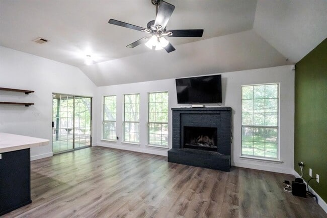 Building Photo - 409 Gina Dr