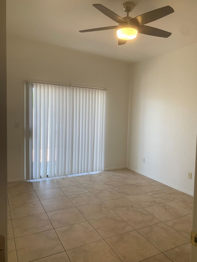Building Photo - 9115 E Esperanza Dr
