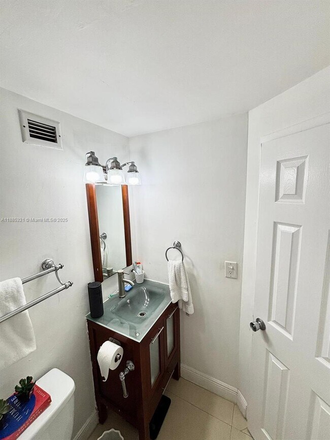 Building Photo - 801 Brickell Bay Dr