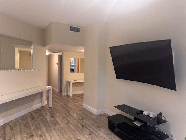 Building Photo - 1121 Crandon Blvd