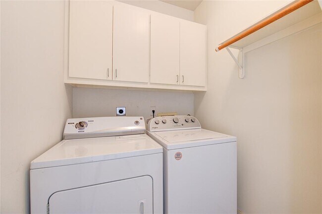 Building Photo - 8656 Meadowcroft Dr