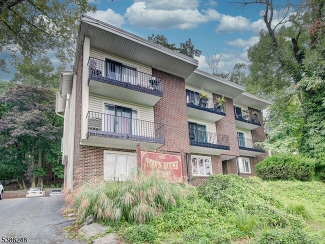 Primary Photo - 850 Bloomfield Ave