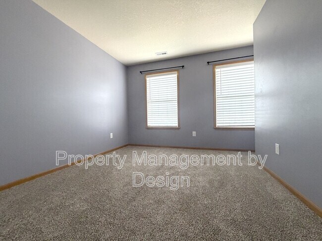 Building Photo - 1005 NE Kamies Ln