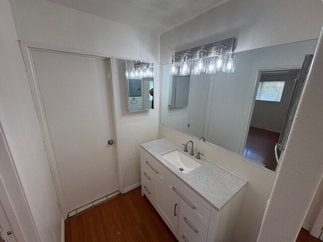 Building Photo - 1/2 Off First Month's Rent - Light and Bright 2 Bed 1 Ba Close to Sweetwater and 805