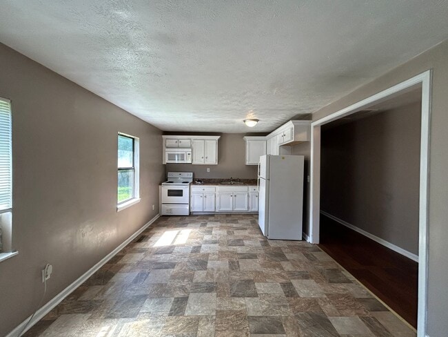 Building Photo - 105 Knoxville Rd