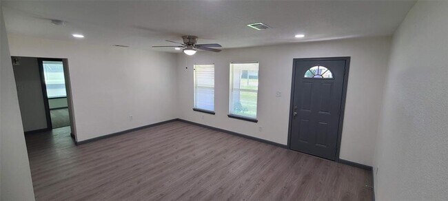 Building Photo - 5831 Pershing St