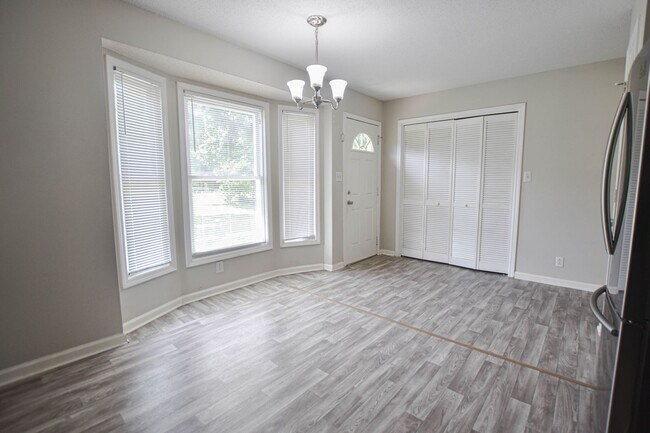 Building Photo - Updated Three Bedroom!