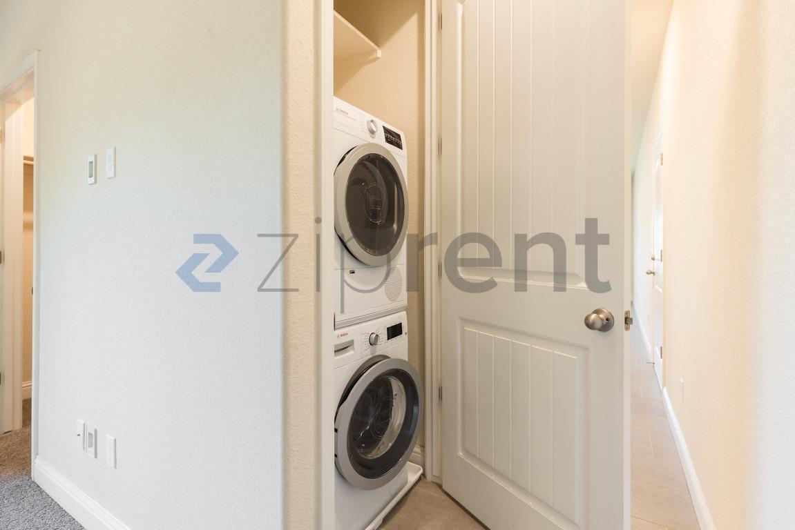 Building Photo - Unit 2