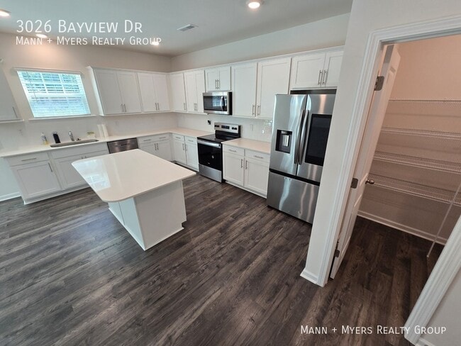 Building Photo - 3026 Bayview Dr