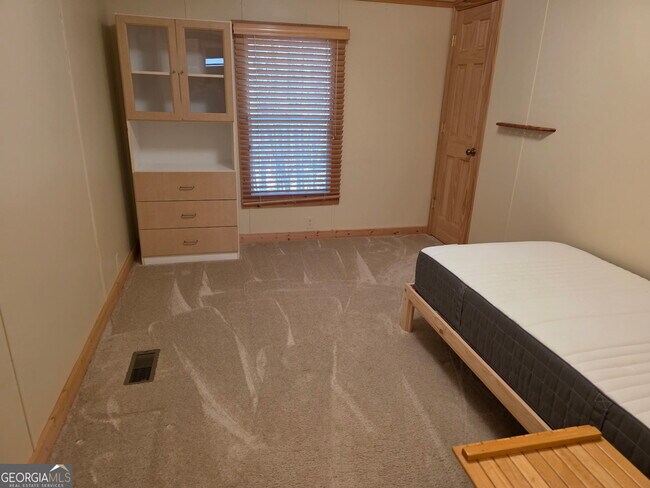 Building Photo - 2832 N Holcomb Dr