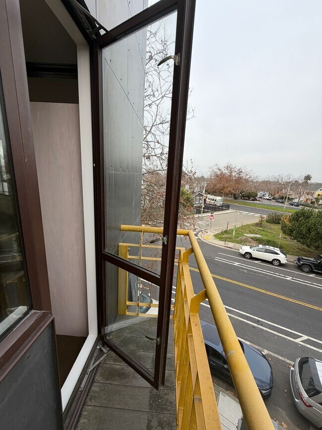 Building Photo - Contemporary, Large 1br/1ba Apt. Near Ashby BART