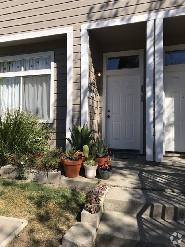 Building Photo - Great 2 bedroom 1.5 Bath condo