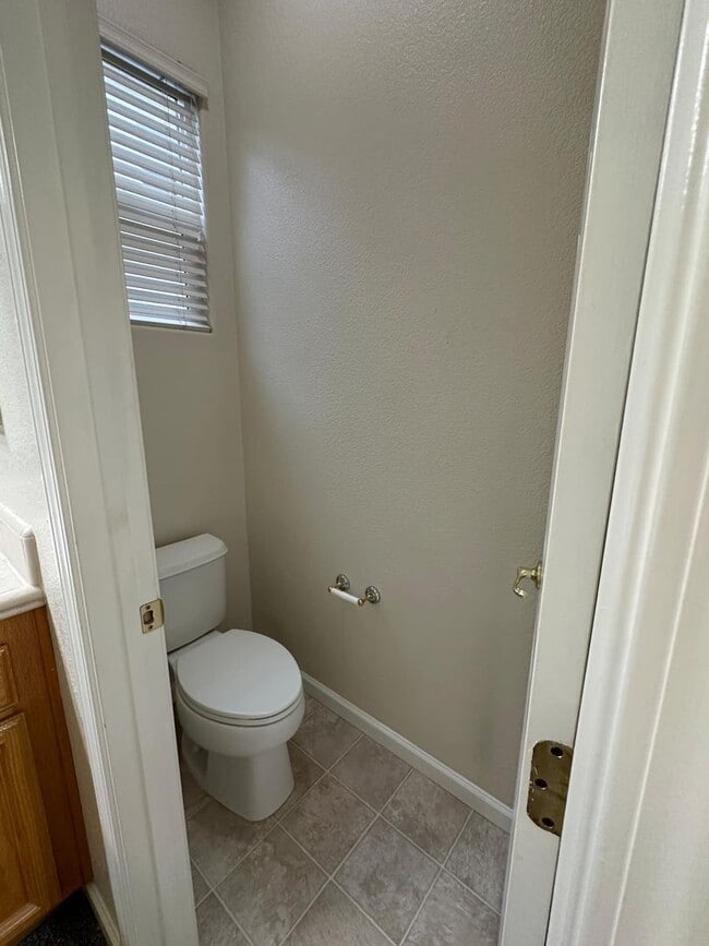 Building Photo - Charming 4 bedroom, 2 bathroom single fami...