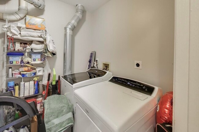 Building Photo - 9 Monroe Ct