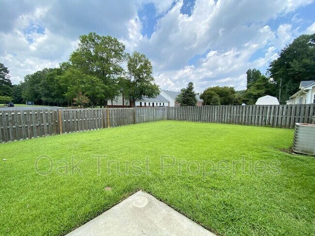 Building Photo - 110 Summer Trace Dr