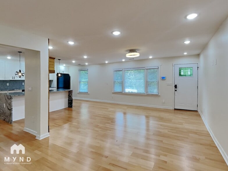 Building Photo - 2720 Hedgewood Dr NW