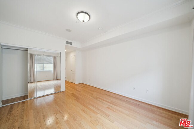 Building Photo - 1450 S Beverly Dr