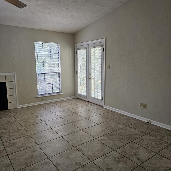 Building Photo - 261 Starmount Dr