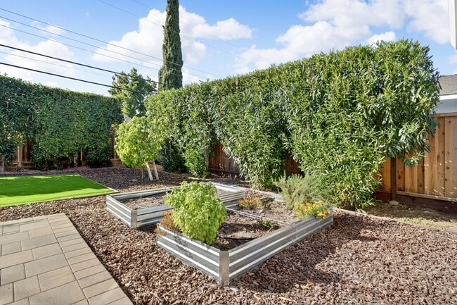 Building Photo - 899 Ebbetts Dr