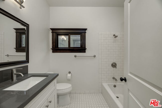 Building Photo - 140 Roselawn Pl