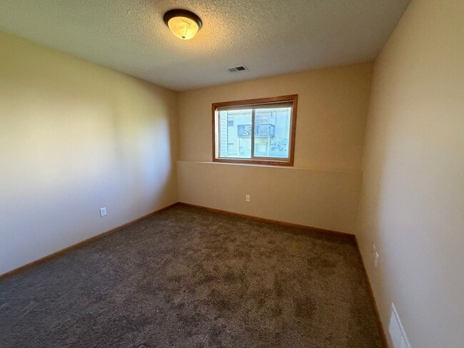 Building Photo - 3 bed 2bath townhome finished basewment , double garage, deck