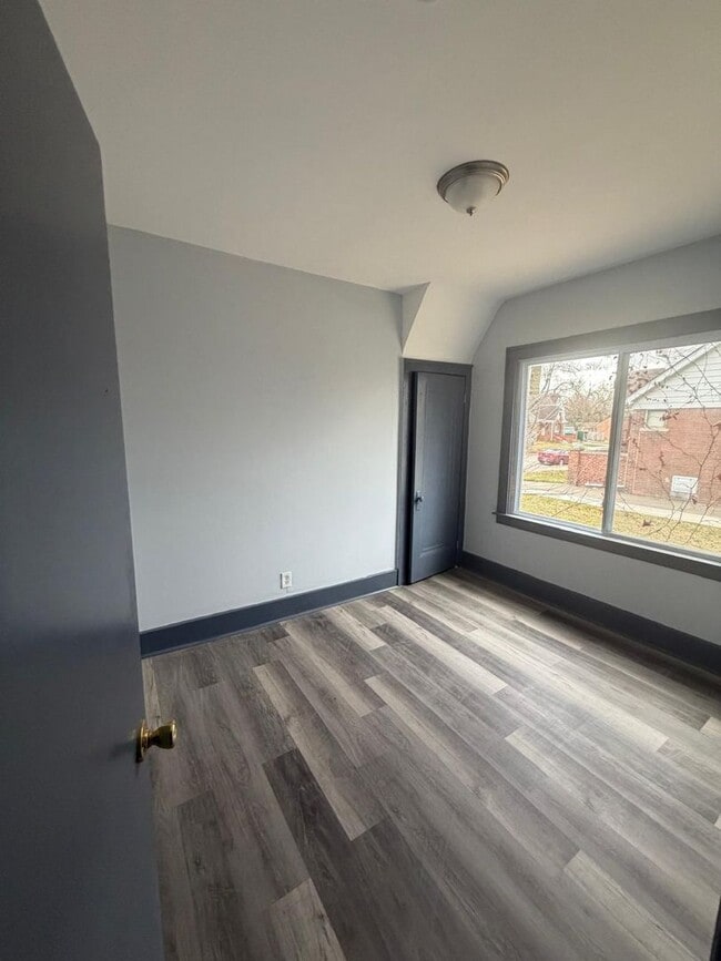 Building Photo - 4 bedroom 2 full bathroom!