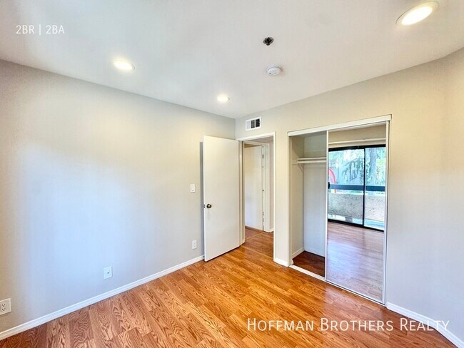 Building Photo - 102 N Clark Dr