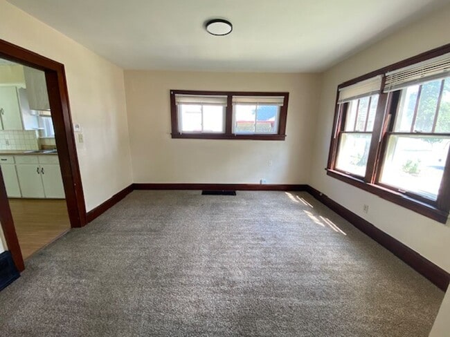 Building Photo - 908 S Hawkins Ave