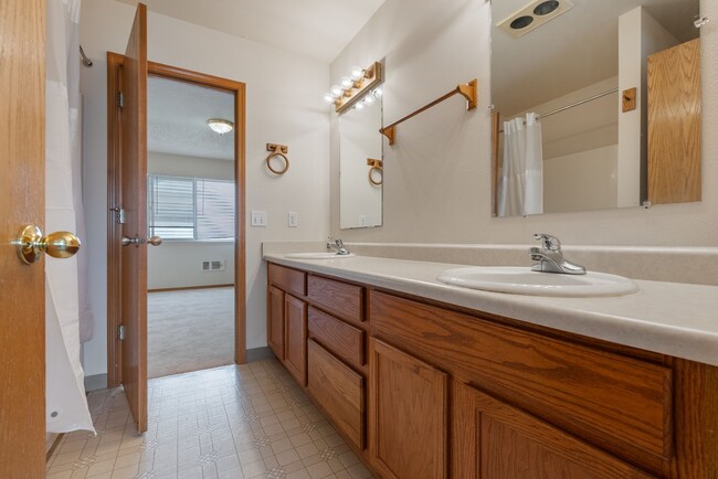 Building Photo - 2827 SE 90th Pl