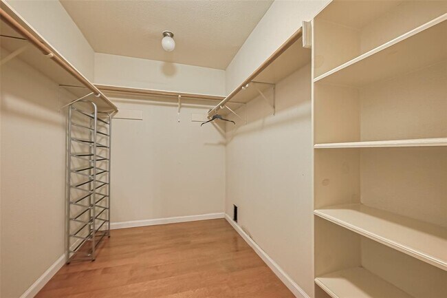 Building Photo - 3812 Redbud Dr