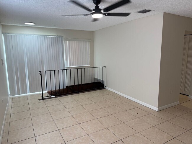 Building Photo - 1001 Spring Meadow Dr