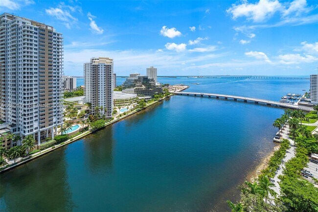 Building Photo - 495 Brickell Ave